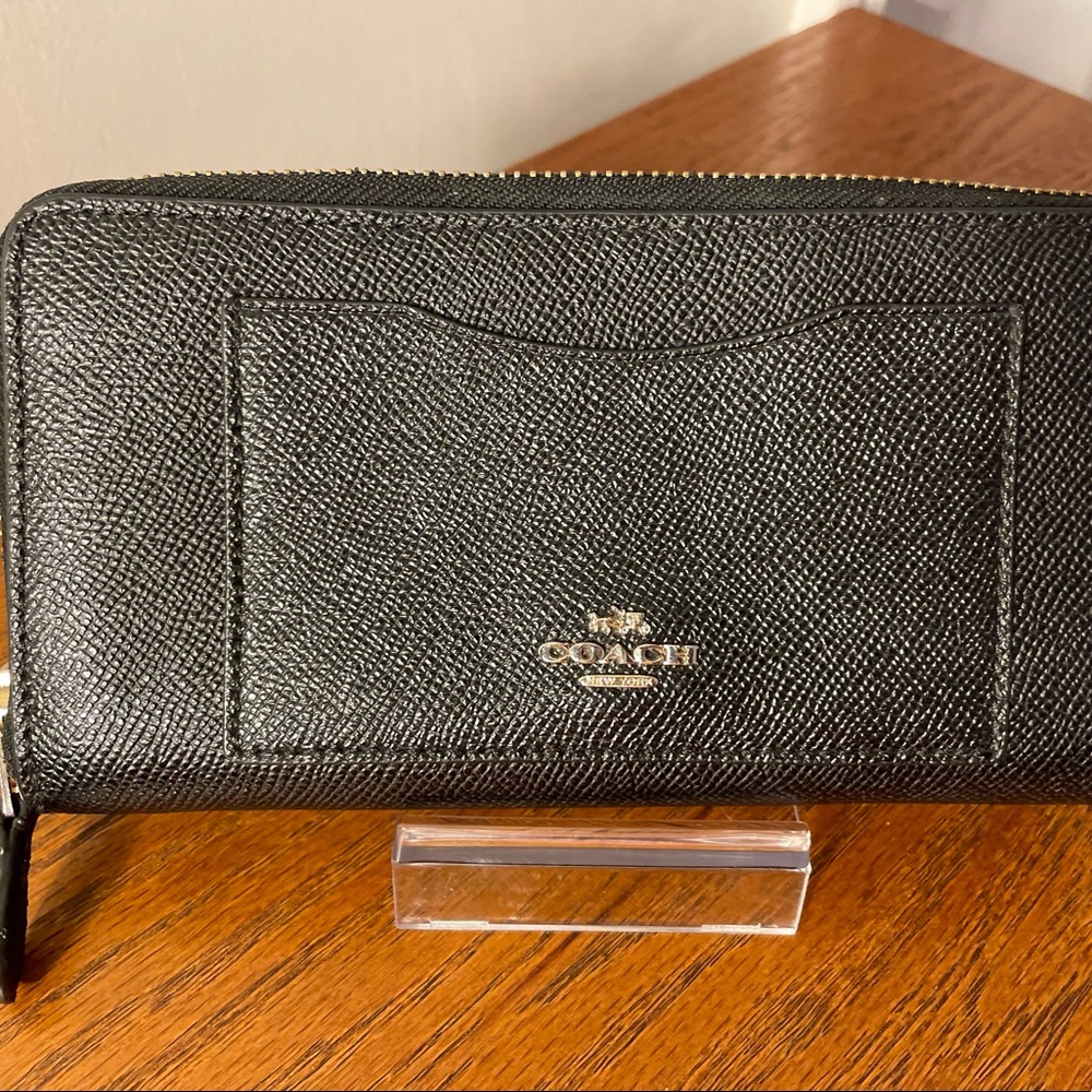 Coach Womens Zip-around Large Wallet